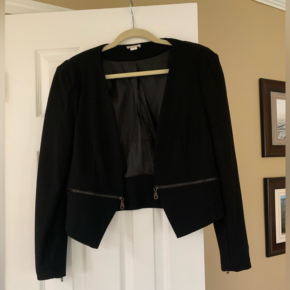 Really nice black cropped blazer with zipper detail along the bottom and arms